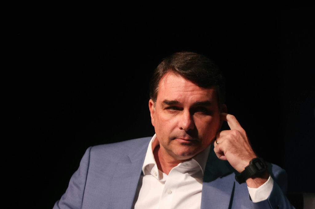 Flávio Bolsonaro se esquiva sobre voto na escala 6x1 e defende liberdade para jornada de trabalho