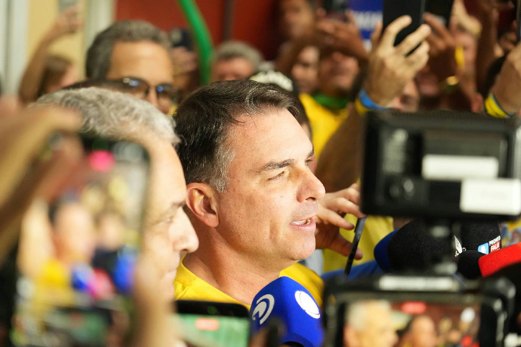 Flávio Bolsonaro terceiriza contas de filme e mantém sigilo sobre fundo dos EUA