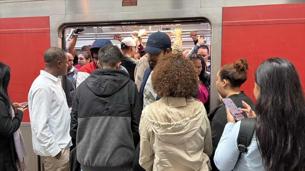 Greve na CPTM paralisa linhas essenciais e Prefeitura de São Paulo suspende rodízio de veículos