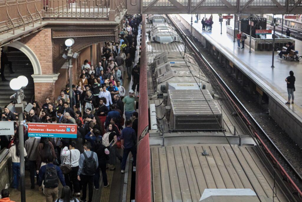 Greve paralisa linhas de trem em São Paulo em meio à crise da concessão e falhas