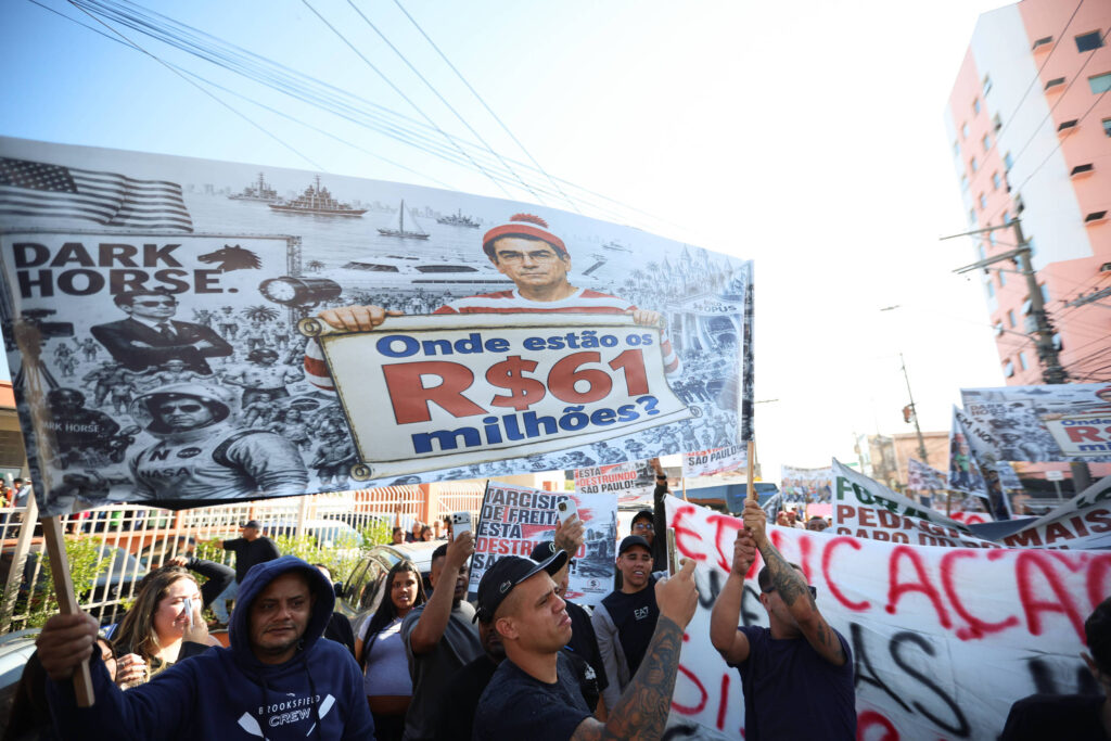 Manifestantes protestam contra Flávio Bolsonaro e Tarcísio em São Paulo
