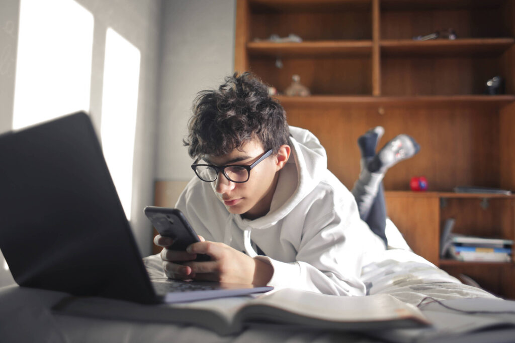 Meta enfrenta julgamento histórico por vício e danos à saúde mental de adolescentes