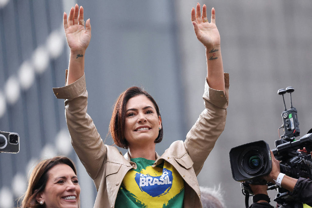 Michelle Bolsonaro destaca passado de superação em jingle de campanha ao Senado
