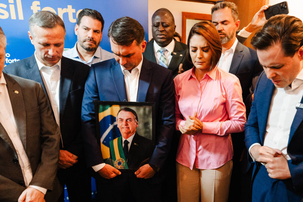 Michelle Bolsonaro e Flávio gravam vídeo de campanha, selando trégua após atrito familiar