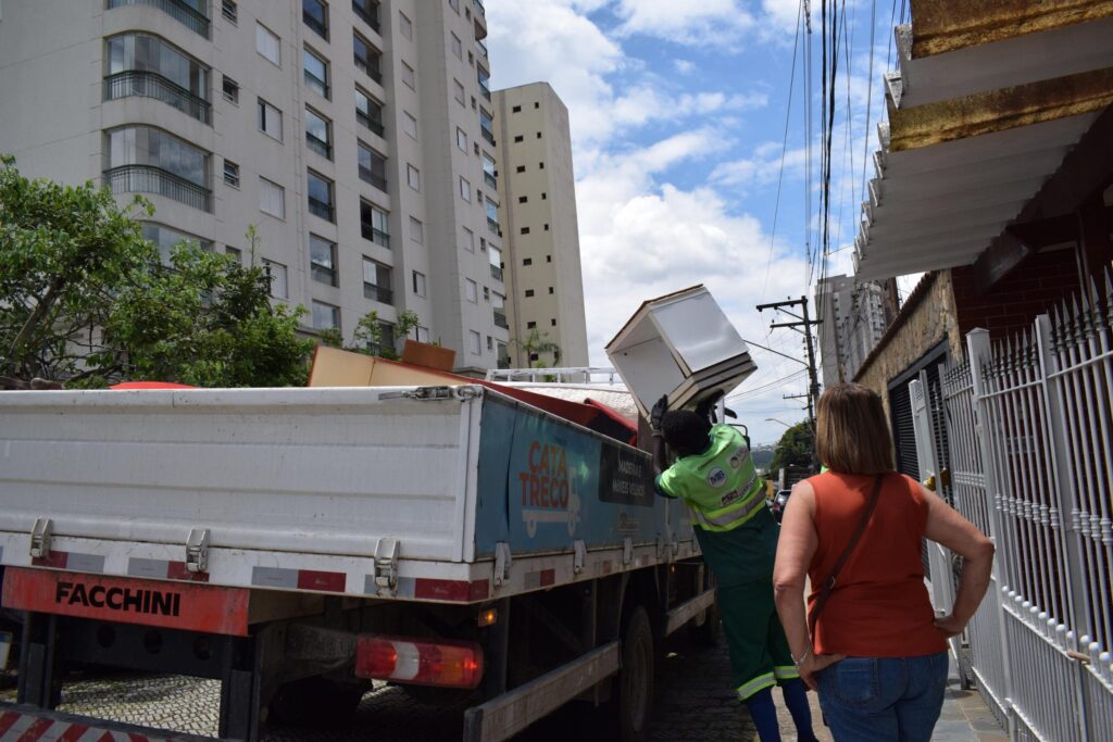 Operação Cata-treco em Guarulhos: serviço essencial para descarte correto chega a oito bairros