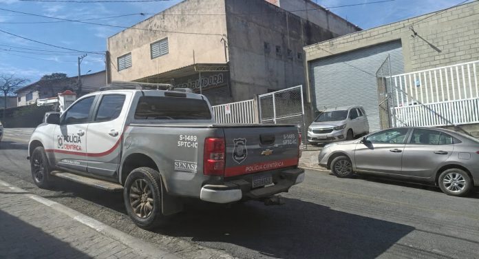 Operação policial flagra desvio de energia em fábrica de meias no Bonsucesso