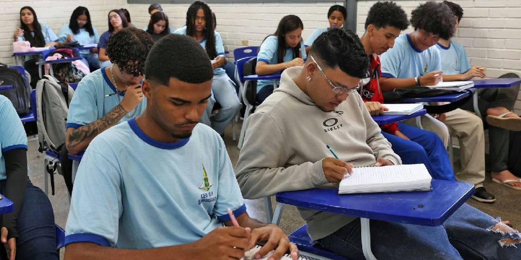 Pé-de-meia paga R$ 200 a nascidos em novembro e dezembro em 31 de agosto de 2026