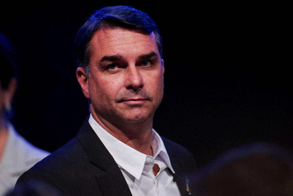 Plano de Flávio Bolsonaro para educação foca em método fônico e reforço escolar remunerado