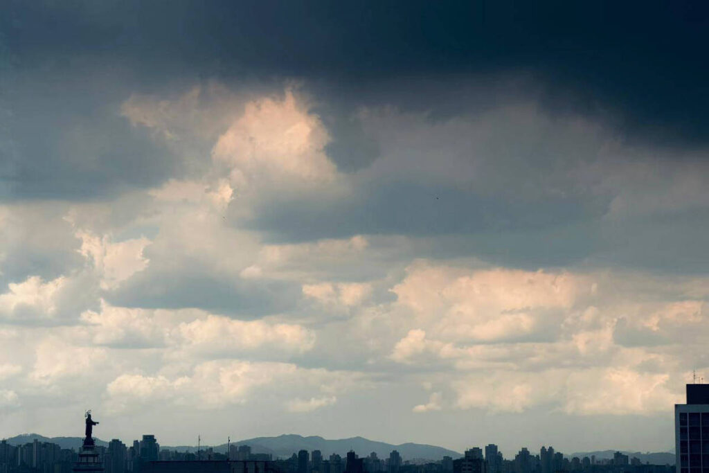Previsão do tempo para domingo: São Paulo terá céu nublado, interior com máximas de 32°C