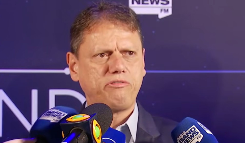 Tarcísio de Freitas defende vacinação contra sarampo e diverge de Eduardo Bolsonaro