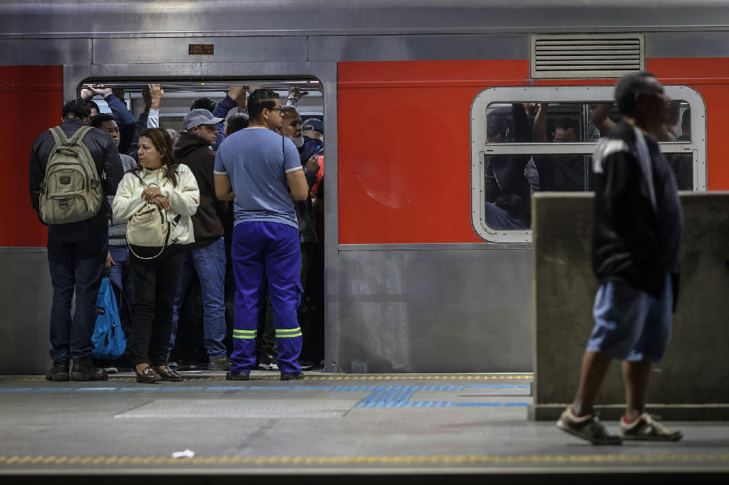 Tarcísio sanciona lei que assegura realocação de ferroviários da CPTM em órgãos estaduais