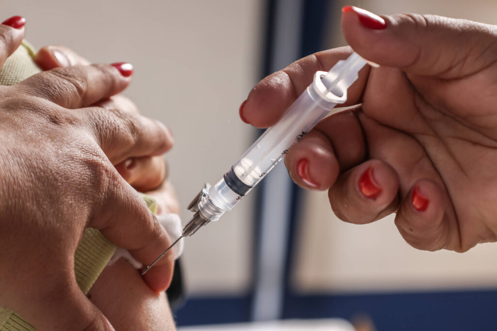 Vacina de Mrna da Moderna contra a gripe recebe sinal verde da FDA para maiores de 50 anos