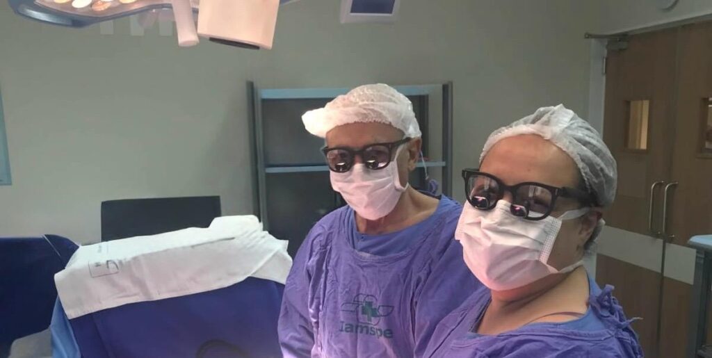 Vocação que une gerações: pai e filha cirurgiões operam corações em hospital de SP