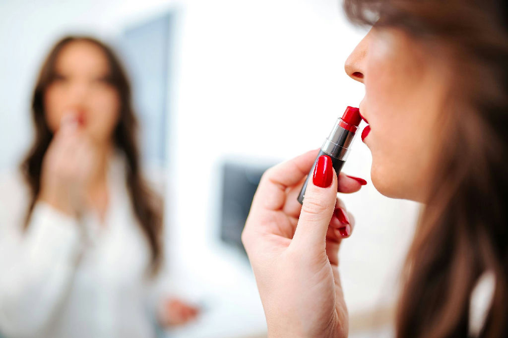 Batom vermelho no ambiente de trabalho: como atualizar o visual sem perder a autoridade