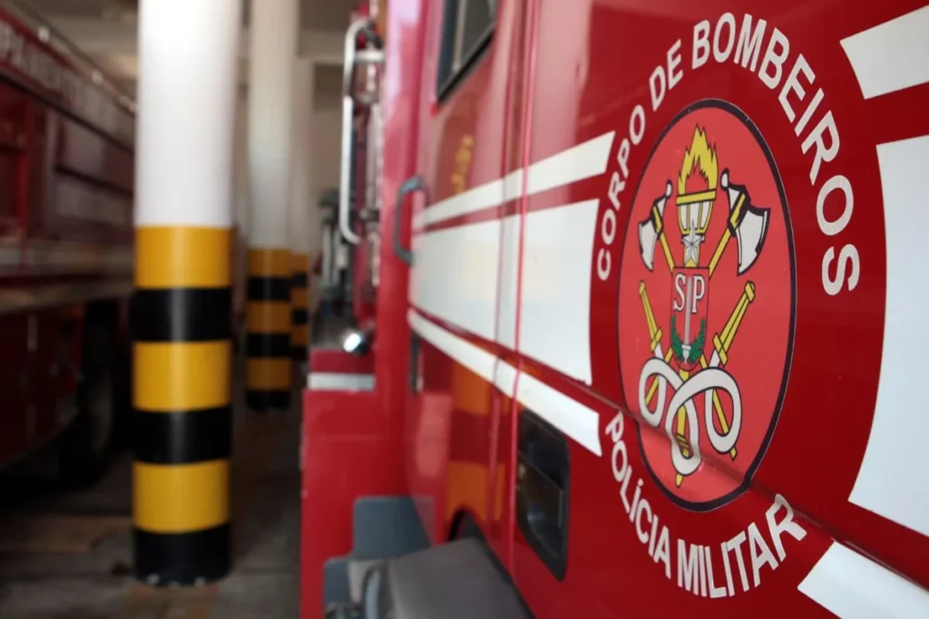 Buscas por dois homens arrastados por enchente continuam em Jandira