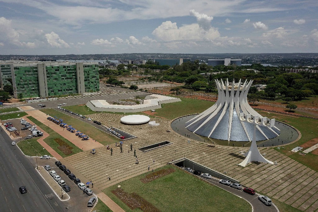 Celina Leão lidera corrida pelo Governo do DF com 39% das intenções de voto