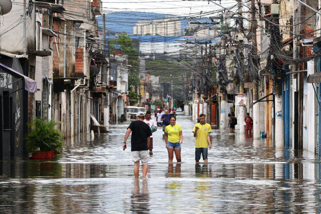 Chuvas intensas causam alagamentos e desaparecimentos em São Paulo, com previsão de mais frio e temporais