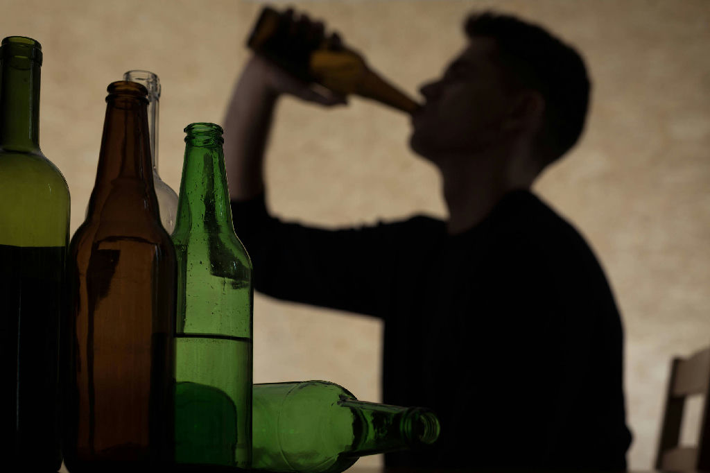 Consumo precoce de álcool na adolescência: estudo revela impactos duradouros no cérebro e comportamento