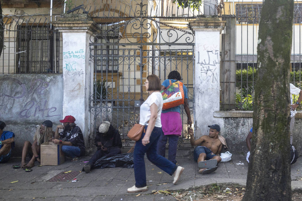 Contraste em São Paulo: Tarcísio celebra fim da cracolândia com dobro de dependentes graves no centro