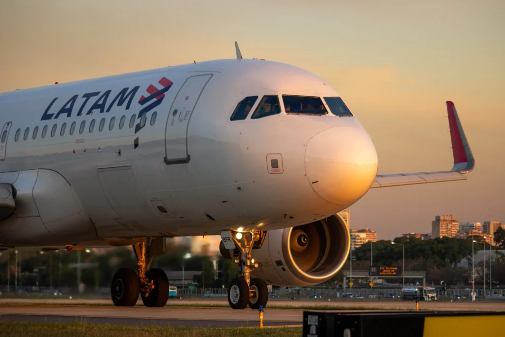 Criança sofre ferimento em aeronave da Latam antes de decolagem em Congonhas