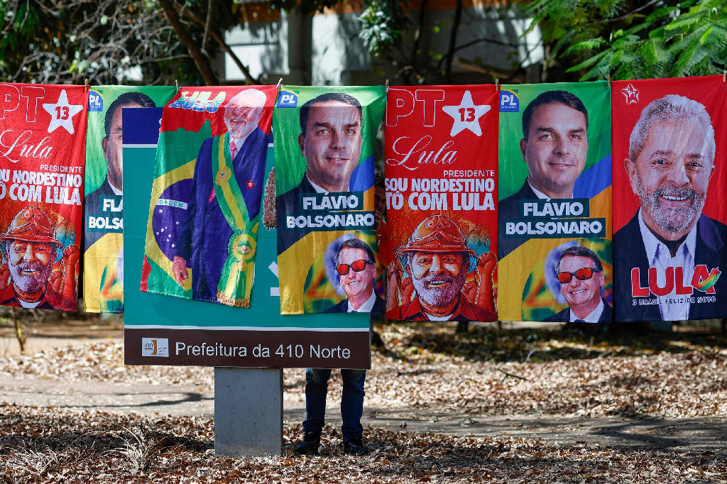 Datafolha mostra Lula à frente no primeiro turno enquanto Flávio Bolsonaro aposta em voto útil