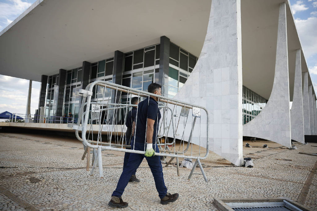 Esquema de segurança reforçado na Praça dos Três Poderes para sessão do STF