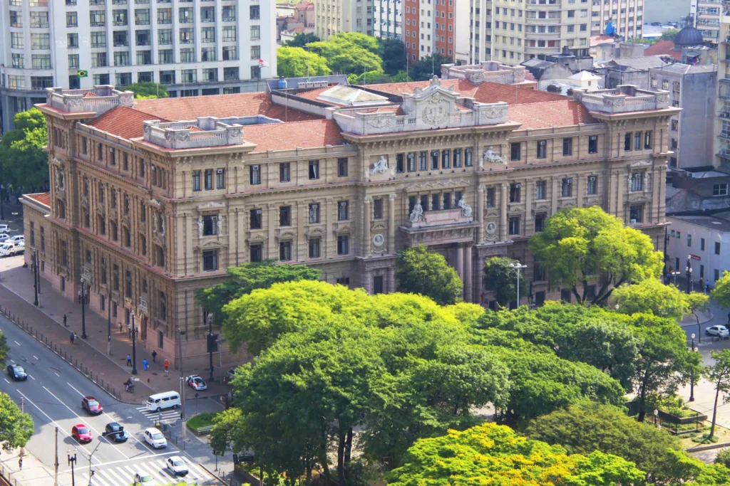 Estudantes de medicina recorrem à Justiça após reprovações em massa na Unisa