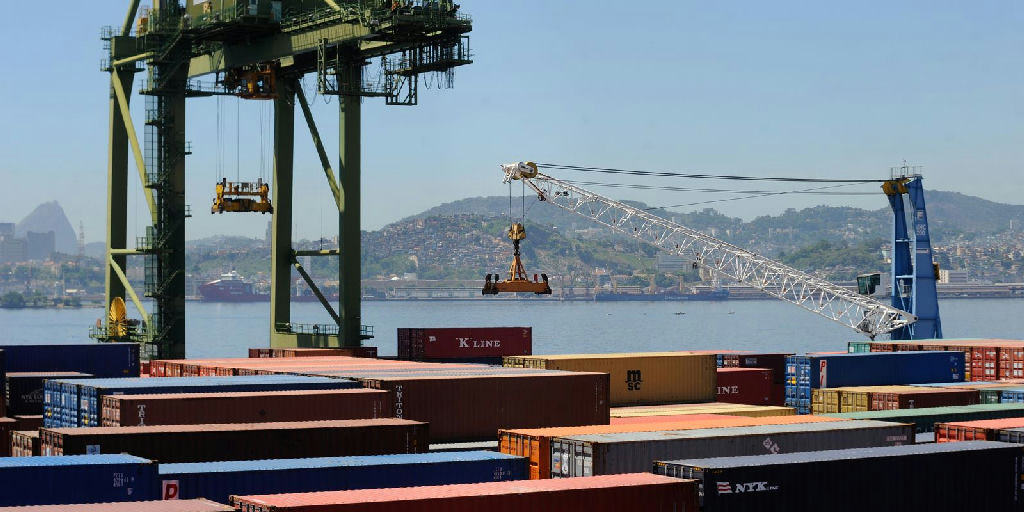 Exportações de petróleo, soja e minério garantem superávit de US$ 7,4 bilhões à balança em agosto