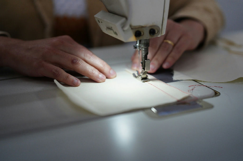 Guarulhos oferece curso gratuito de costureiro sob medida para qualificação profissional