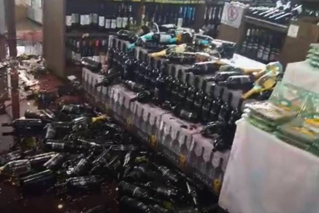 Homem causa prejuízo de R$ 50 mil ao destruir adega de supermercado em Dourado