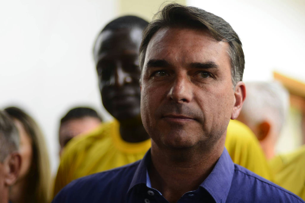 Investigações sobre o caso Master colocam Flávio Bolsonaro e Alexandre de Moraes no centro de suspeitas