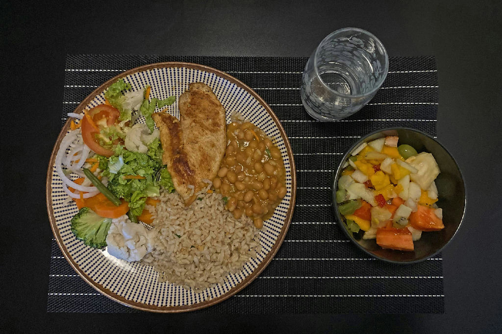 Jet lag alimentar: irregularidade nas refeições aos fins de semana eleva risco cardíaco em homens