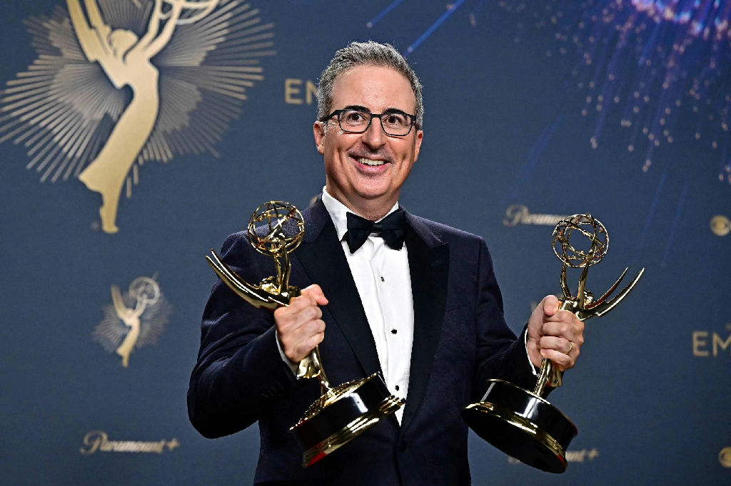 John Oliver analisa eleições brasileiras e alerta para avanço de Flávio Bolsonaro