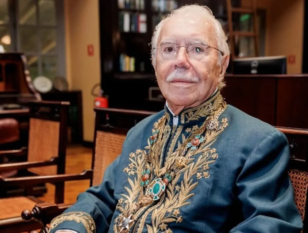 José Sarney permanece internado em São Paulo para tratamento de pneumonia
