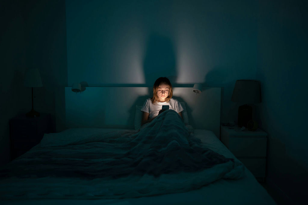 Luz azul antes de dormir: o brilho das telas é o verdadeiro vilão do sono?