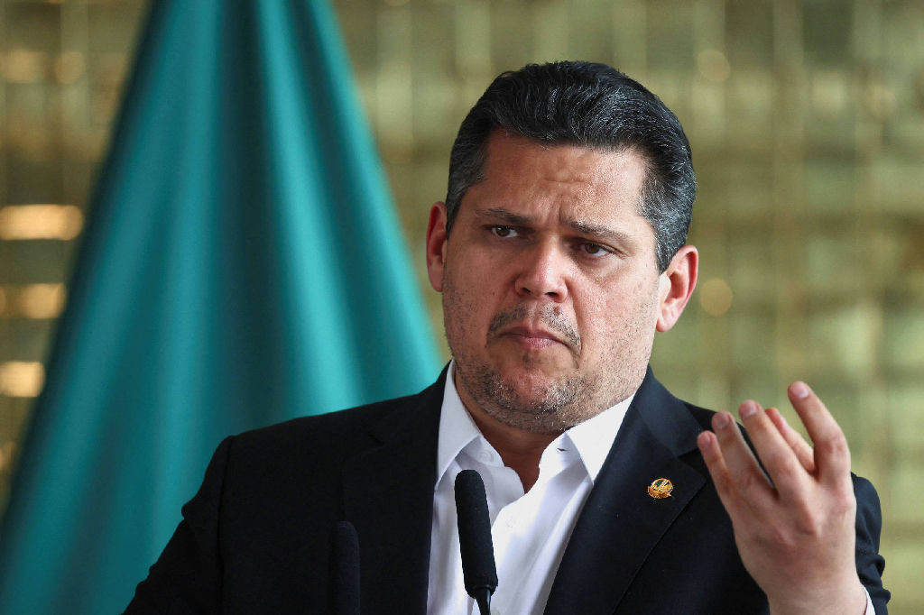 Mensagens revelam proximidade entre Davi Alcolumbre e o banqueiro Daniel Vorcaro