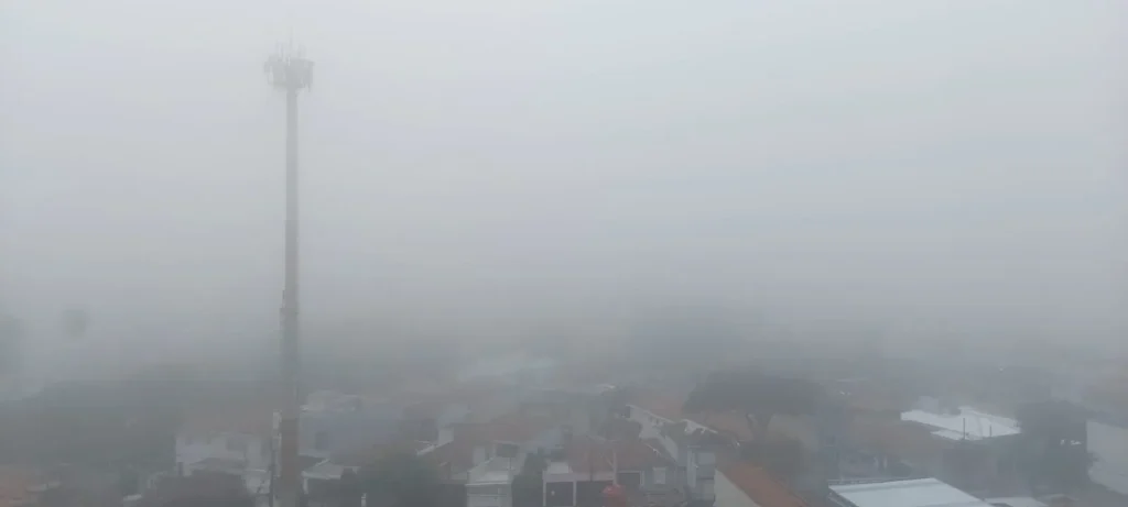 Nevoeiro cobre São Paulo neste sábado com previsão de calor intenso