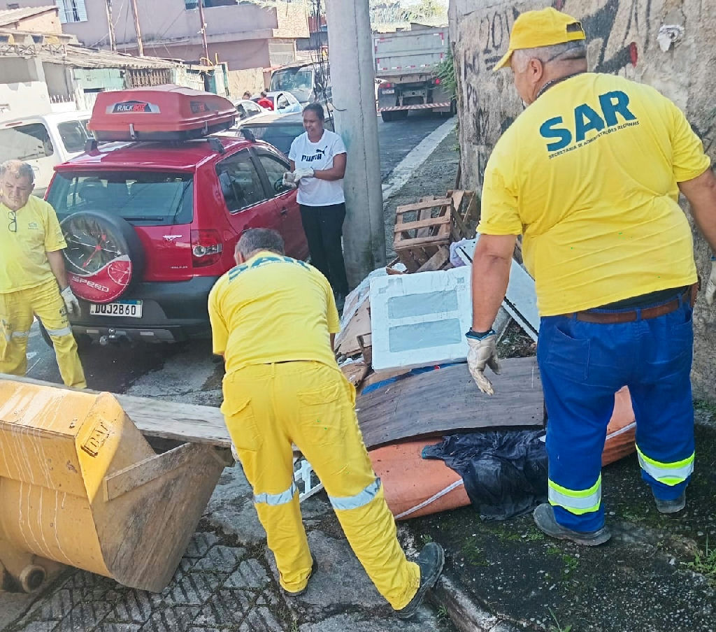 Prefeitura de Guarulhos reforça limpeza urbana e retira entulho de vários locais no Taboão