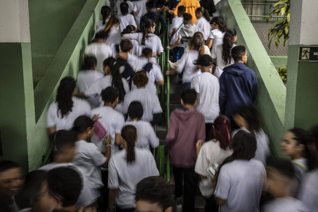 Resultados do Pisa expõem abismo educacional e a urgência de priorizar o aprendizado real