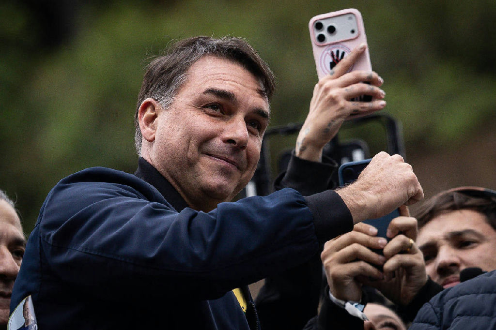 Revista revela voo de Flávio Bolsonaro em 2025 a bordo de jato de ex-banqueiro Daniel Vorcaro