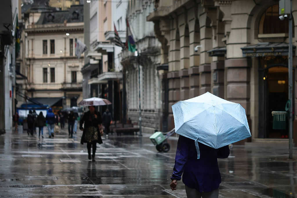 São Paulo sob alerta máximo de tempestades nesta segunda-feira (14)