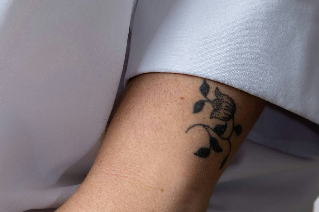 Tatuagens e saúde: o que a ciência revela sobre os riscos da prática