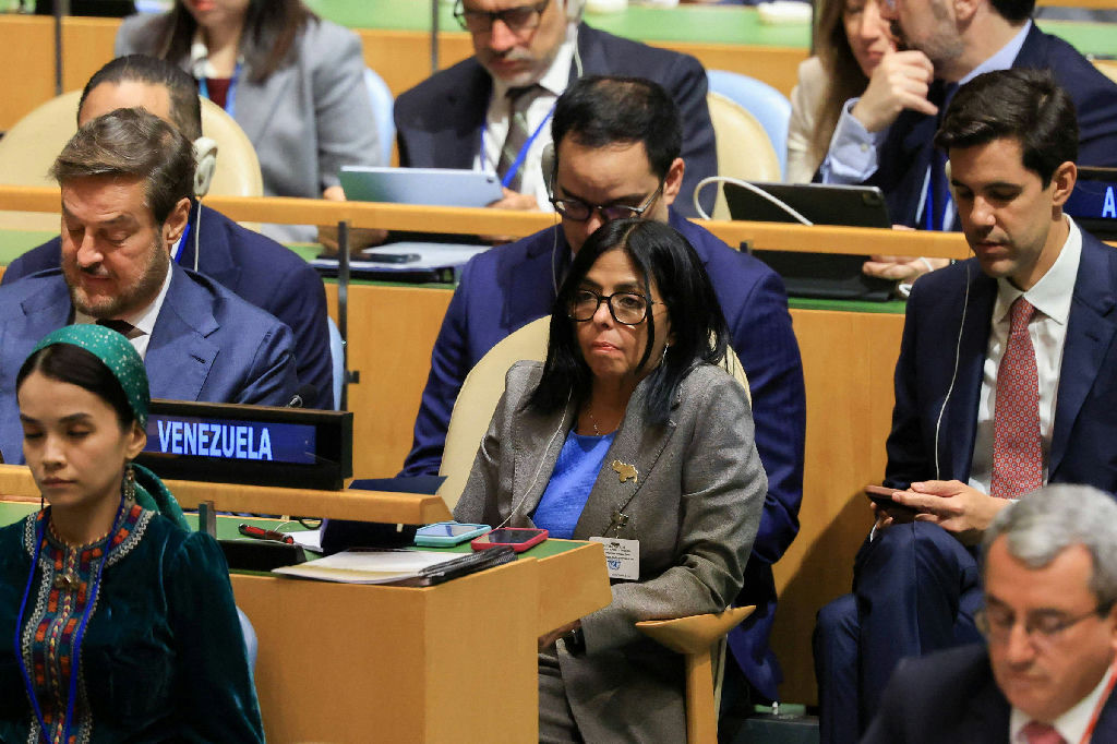 Virada diplomática: Trump e líder interina da Venezuela se reúnem na ONU