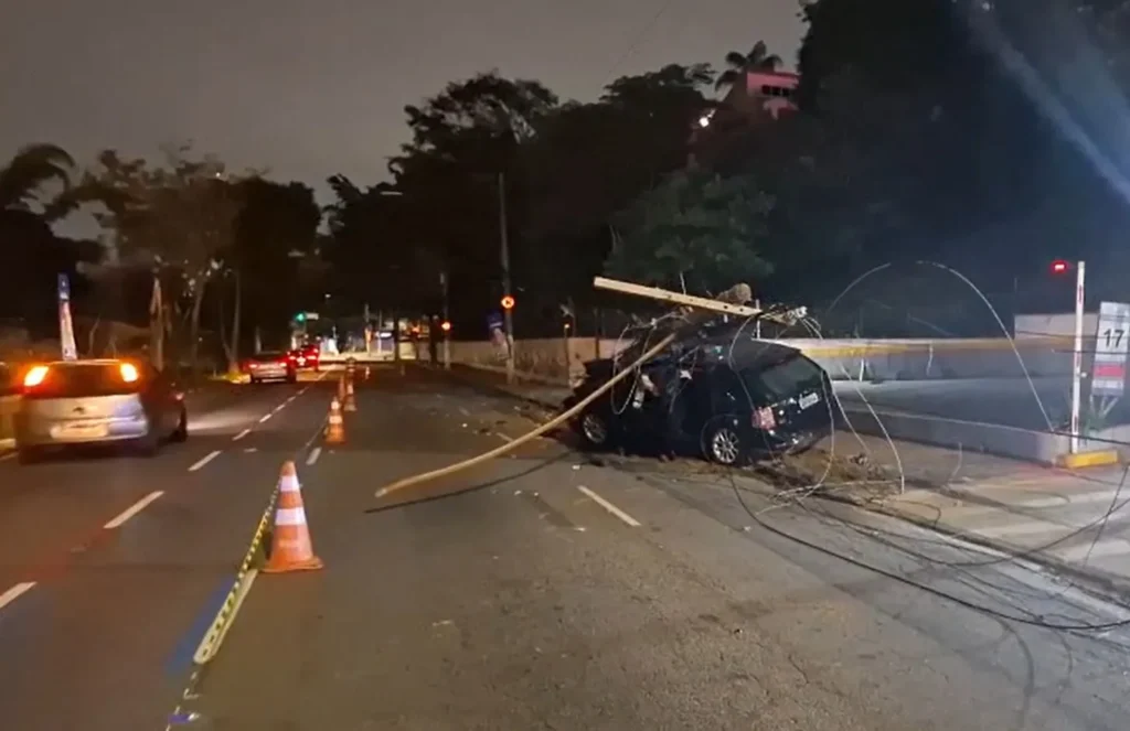 Acidente em Osasco: Carro derruba poste, fere cinco e causa interrupção de energia na madrugada