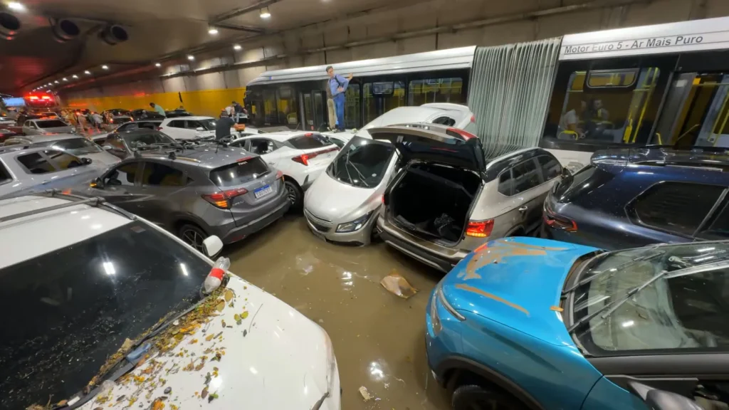 Alagamento no Anhangabaú: chuva recorde em 40 minutos paralisa túnel em SP