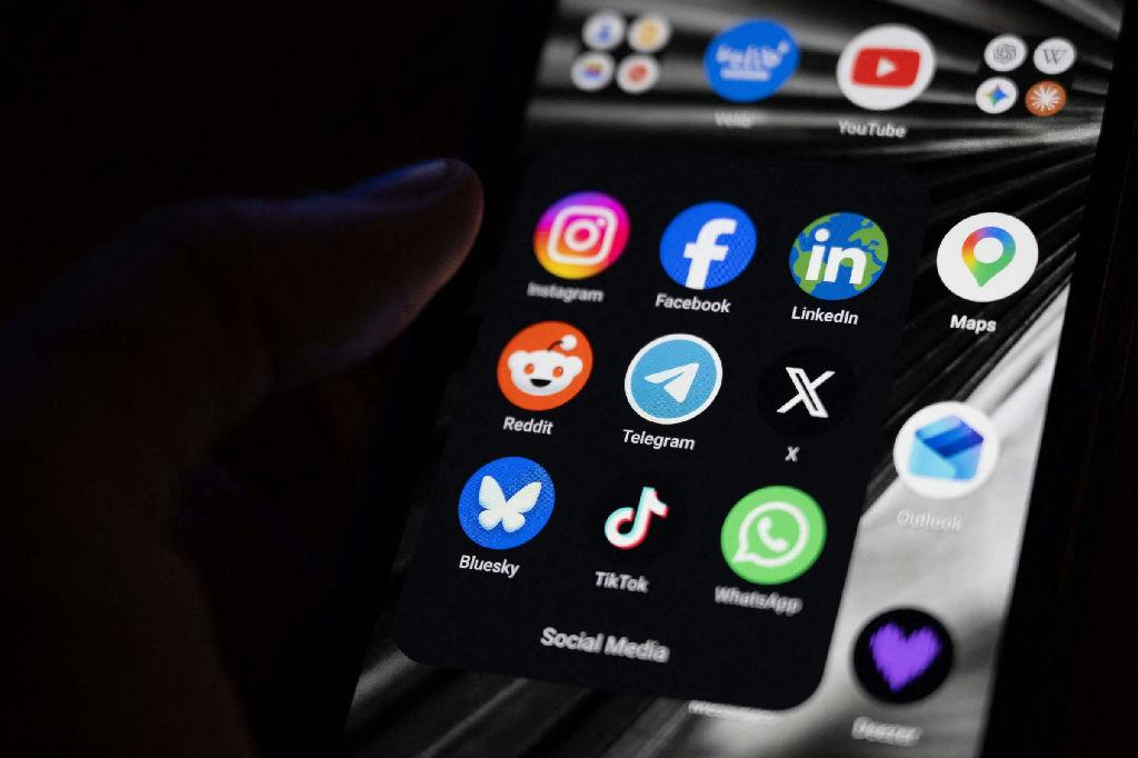 Algoritmos captam vulnerabilidade emocional e amplificam tristeza digitalmente