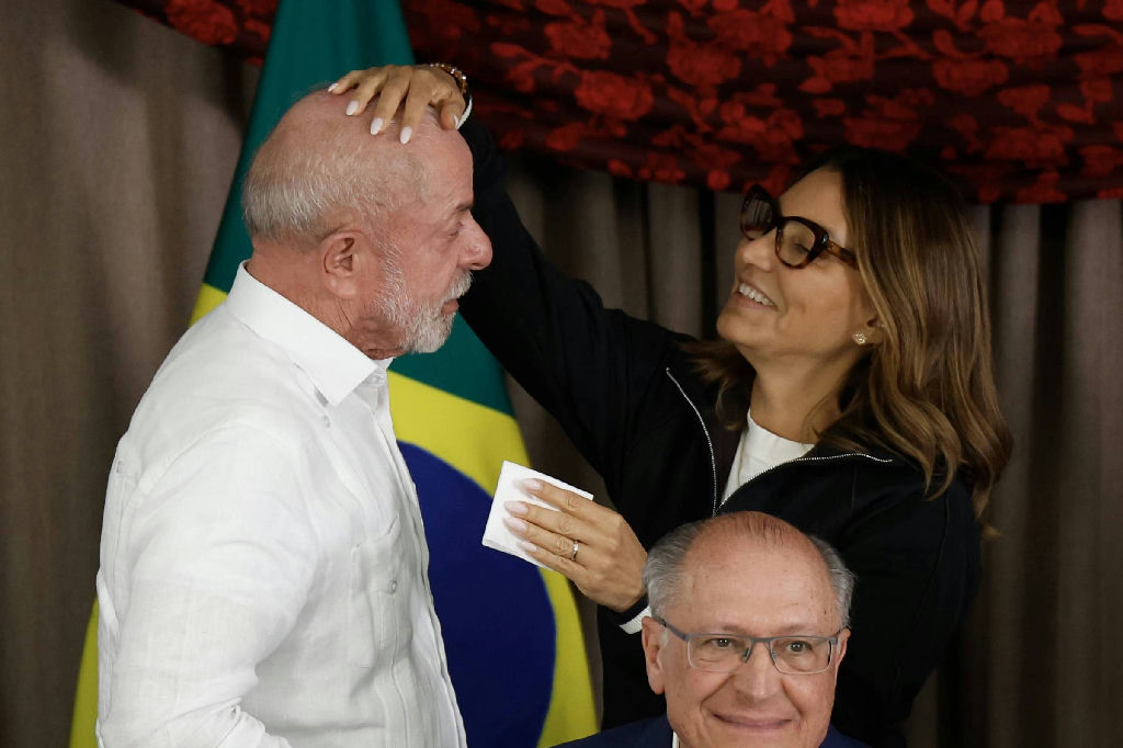 Aliados de Lula acentuam críticas a Janja após presidente ficar atrás de Flávio Bolsonaro no primeiro turno
