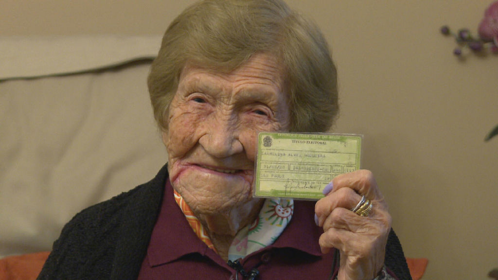 Aos 106 anos, eleitora de São Paulo celebra democracia e se prepara para votar