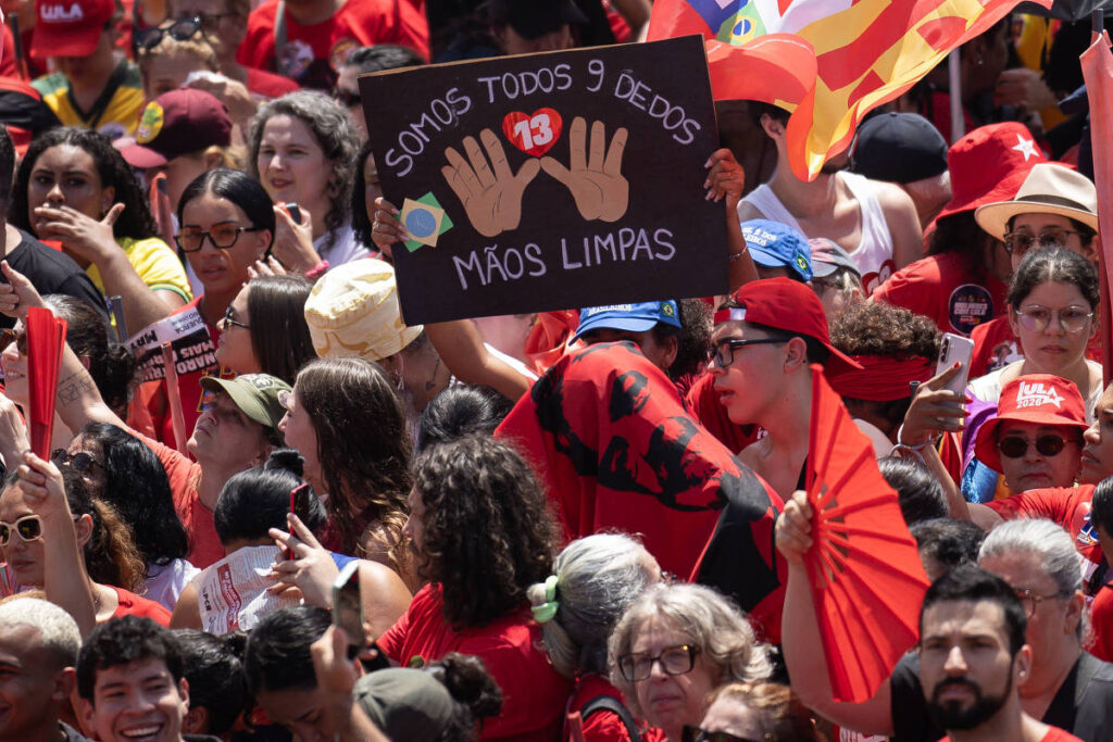 Apoiadores de Lula protestam no Rio de Janeiro após declaração de Flávio Bolsonaro sobre nove dedos