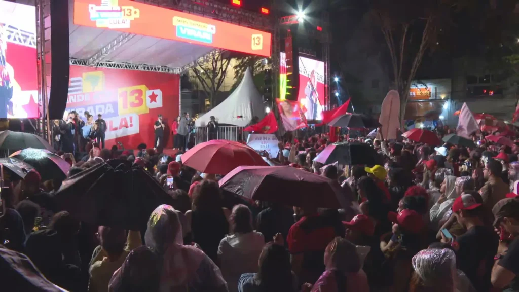 Ato da Virada: apoiadores de Lula se mobilizam sob chuva em São Paulo pelo segundo turno